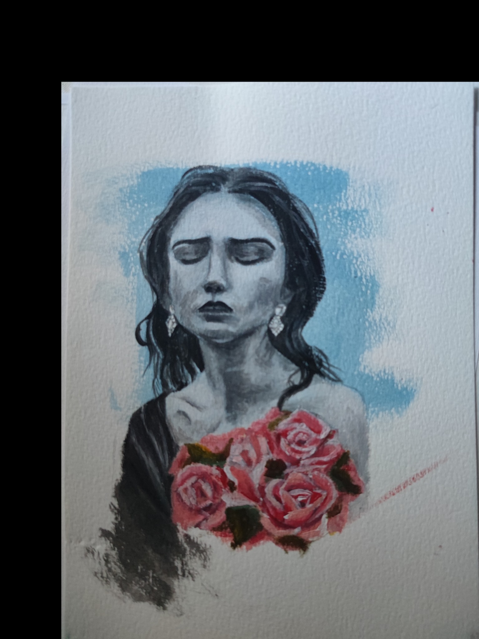 Akwarel portret kobiety z zamkniętymi oczami, trzymającej bukiet róż na jasnoniebieskim tle.