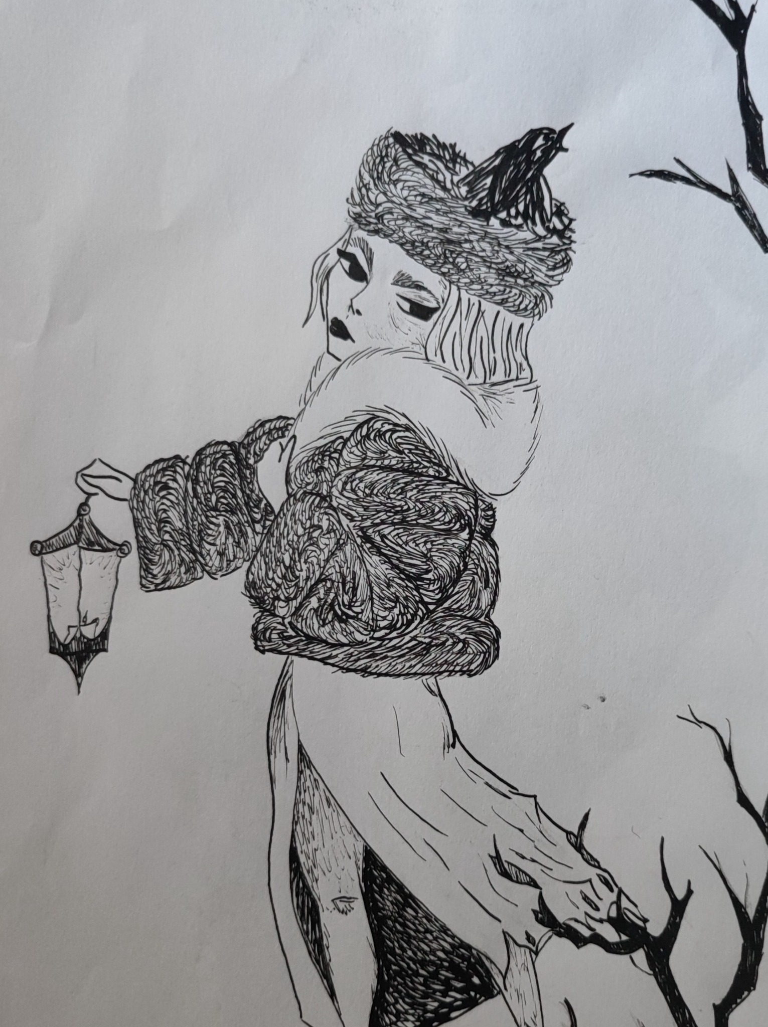 Czarno-biały rysunek przedstawiający kobietę z ptakiem w gnieździe na głowie, trzymającą lampion, w stylu mrocznej baśni.