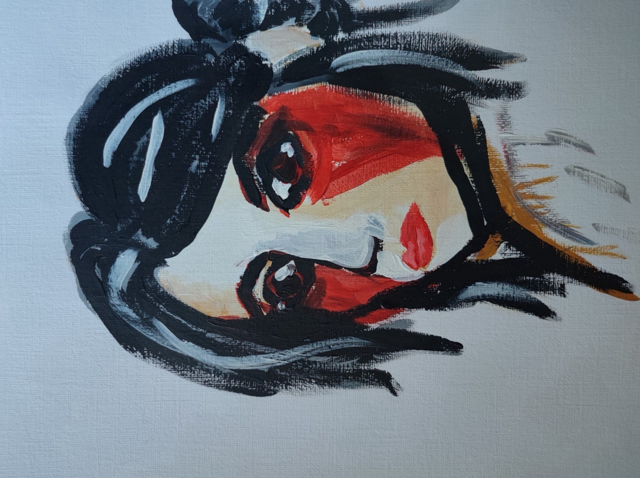 Abstrakcyjny portret kobiety z czarnymi włosami i czerwonymi akcentami na twarzy, namalowany na płótnie z widoczną fakturą pociągnięć pędzla.