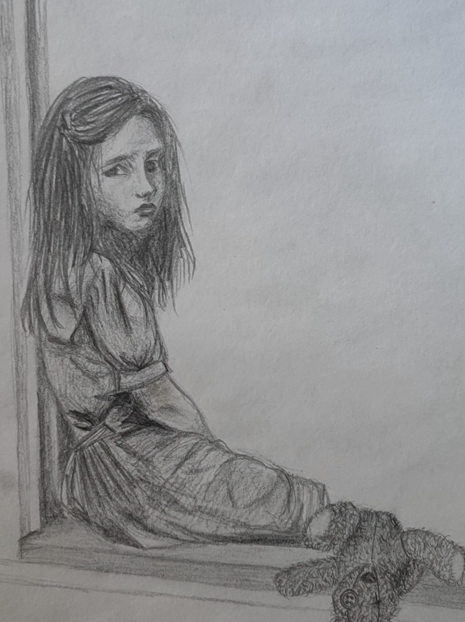 Szkic ołówkowy przedstawiający smutną dziewczynkę siedzącą z pluszowym misiem, z delikatnym cieniowaniem i widoczną fakturą papieru.