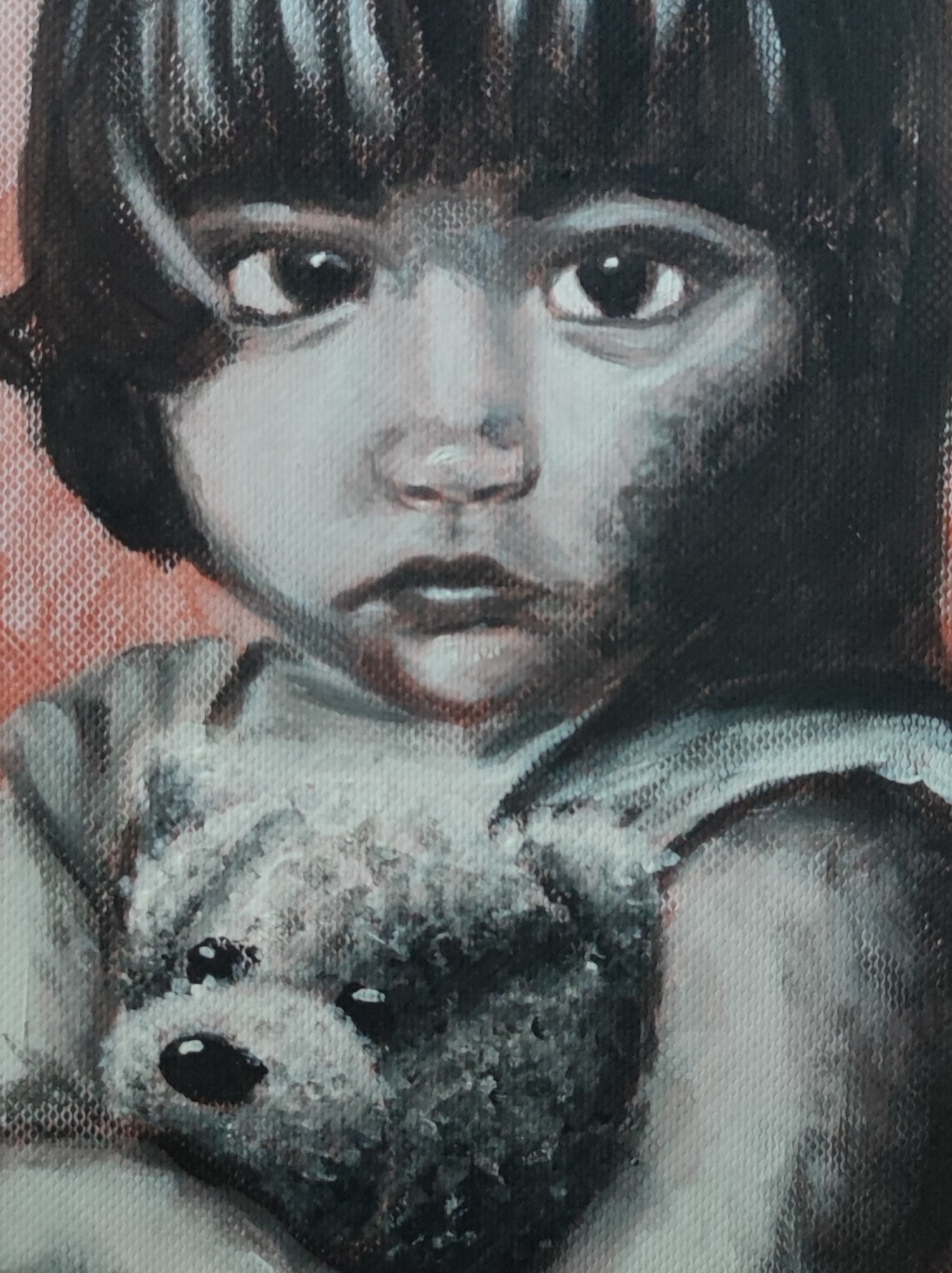 Portret dziecka trzymającego pluszowego misia, namalowany na płótnie w odcieniach szarości i różu.