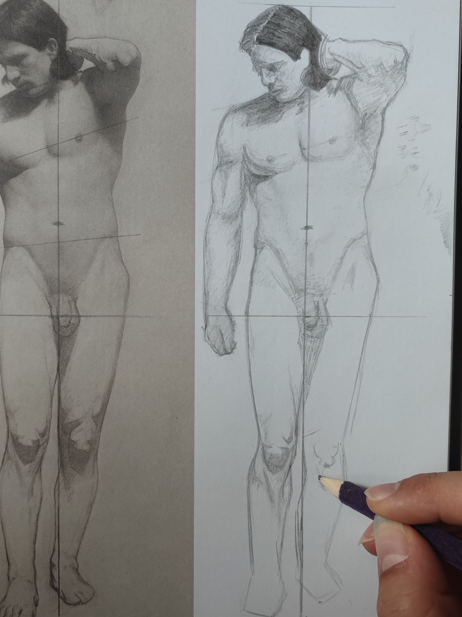 Szkic nagiego męskiego aktu w ołówku, widoczne etapy tworzenia z zaznaczonymi proporcjami i dłonią artysty z ołówkiem.