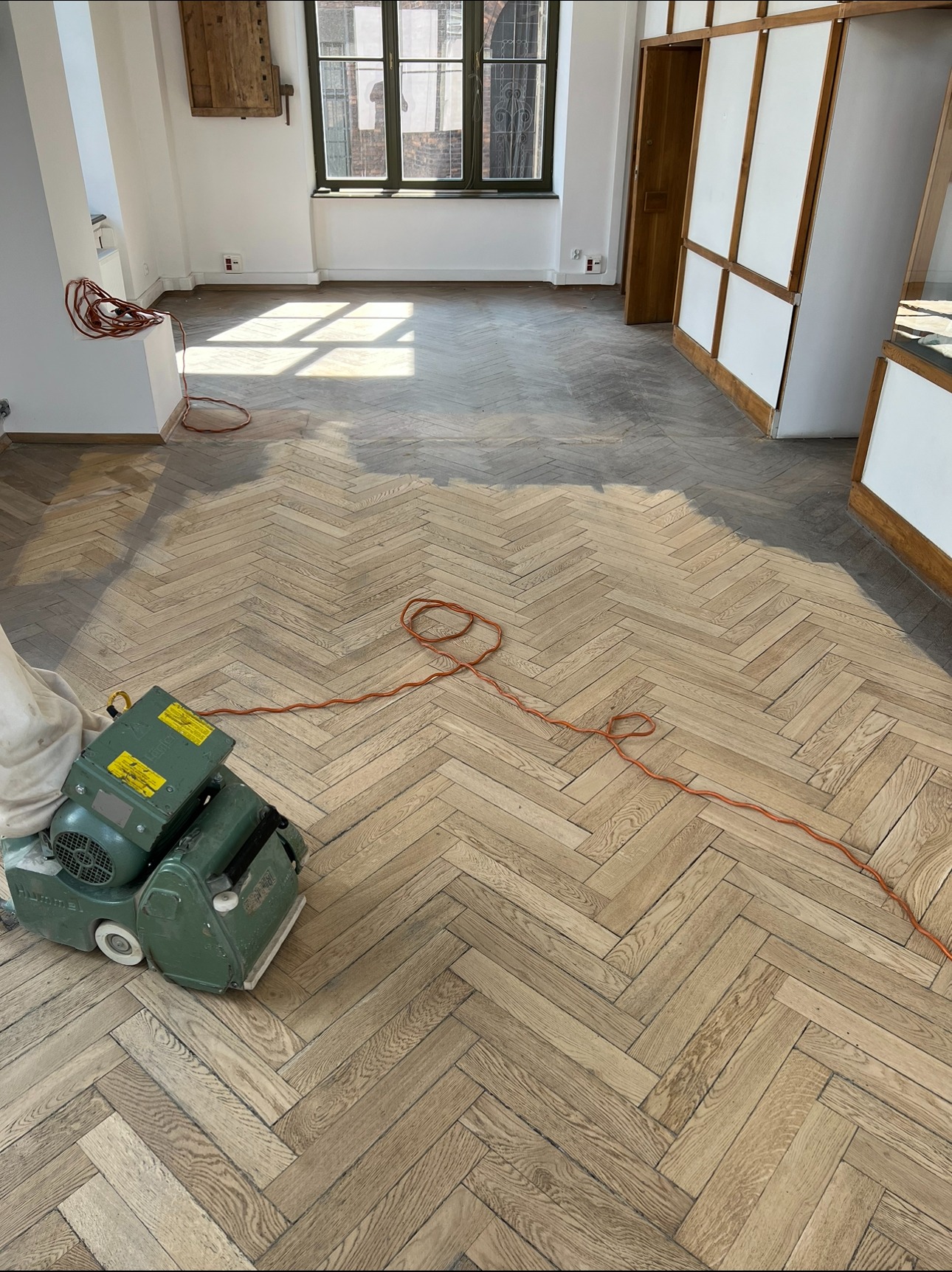 Renowacja parkietu dębowego na uczelni.