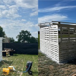 Kompleksowe Wykończenia Wnętrz - Kacper Skrzęta - Malowanie białej, drewnianej konstrukcji z palet na zewnątrz, widoczne pędzle, wiaderka z farbą Sto i kompresor malarski.