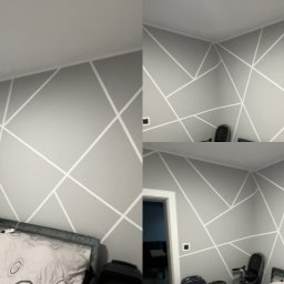 Kompleksowe Wykończenia Wnętrz - Kacper Skrzęta - Ściana w pokoju w Jaworze pomalowana na szaro z białymi, geometrycznymi wzorami, widoczne łóżko i krzesło.