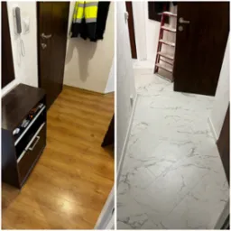 Porównanie podłogi przed i po: Z lewej panele laminowane, z prawej białe płytki imitujące marmur, widoczna drabina malarska.