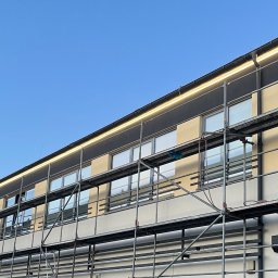 Podświetlenie LED elewacji budynku usługowego. 