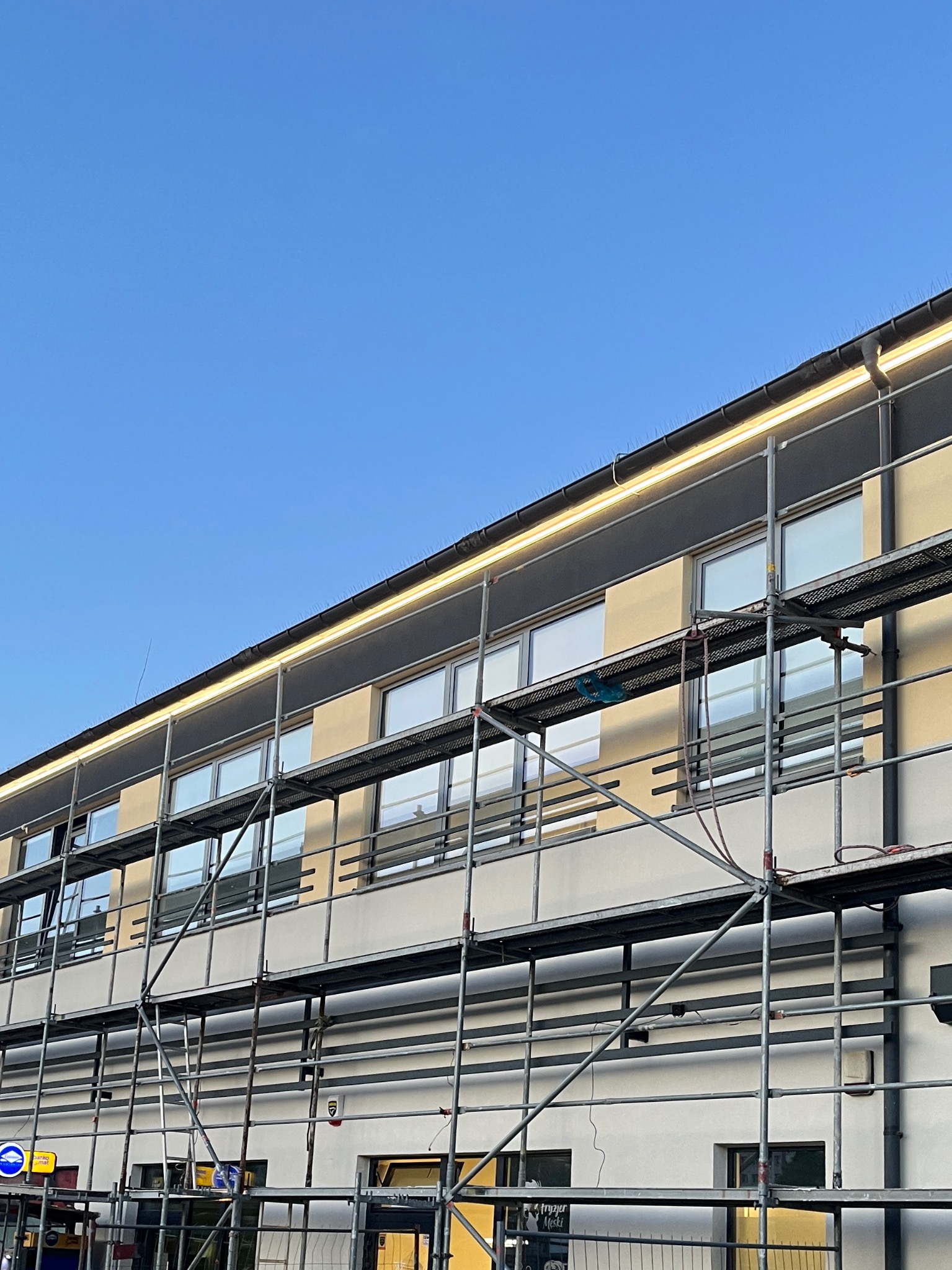 Podświetlenie LED elewacji budynku usługowego.