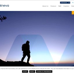 DevStudio Jacek Pietrzak - Zrzut ekranu strony internetowej Valneva z nagłówkiem, przyciskiem 'We're Hiring' i banerem cookies. W tle sylwetka osoby z plecakiem na tle wschodu słońca i gór.