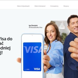 DevStudio Jacek Pietrzak - Robert Lewandowski i Iga Świątek, ambasadorzy Visa, uśmiechnięci prezentują smartfony z cyfrową kartą Visa na ekranie, promując płatności mobilne.