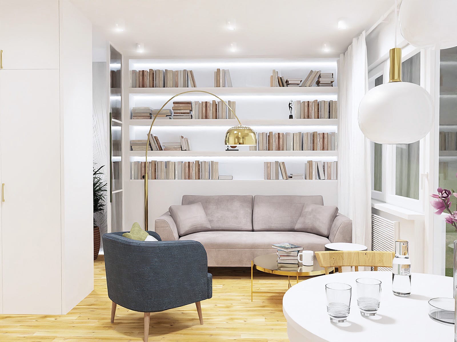 Jasny salon z regałem na książki podświetlonym LED, szarą sofą, niebieskim fotelem i złotą lampą łukową, widok na stół z przezroczystymi szklankami i kwiatami w wazonie.
