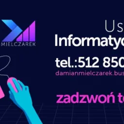 Grafika reklamowa z różowym laptopem, myszką i logo firmy Mielczarek, oferującej usługi informatyczne. Na ciemnoniebieskim tle widnieje napis 'Usługi Informatyczne' oraz numer telefonu i adres...