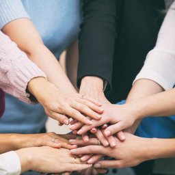 CENTRUM KSIĘGOWO-EKONOMICZNE LUB Sp. z o.o. - Zespół osób łączy dłonie w geście solidarności i współpracy, widoczne pierścionki na palcach.