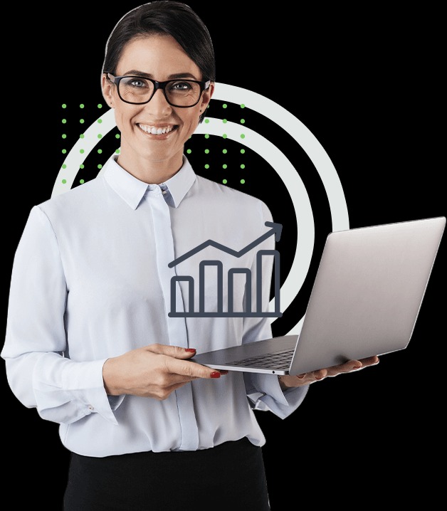 Uśmiechnięta kobieta w okularach trzyma laptopa, na pierwszym planie grafika przedstawiająca rosnący wykres słupkowy, tło czarne z elementami dekoracyjnymi.