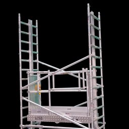 Lockhard Sp. z o.o. - Rozłożony aluminiowy podest roboczy na kółkach z drabinkami, widoczne oznaczenia producenta Alulift i Lock Hard na czarnym tle.