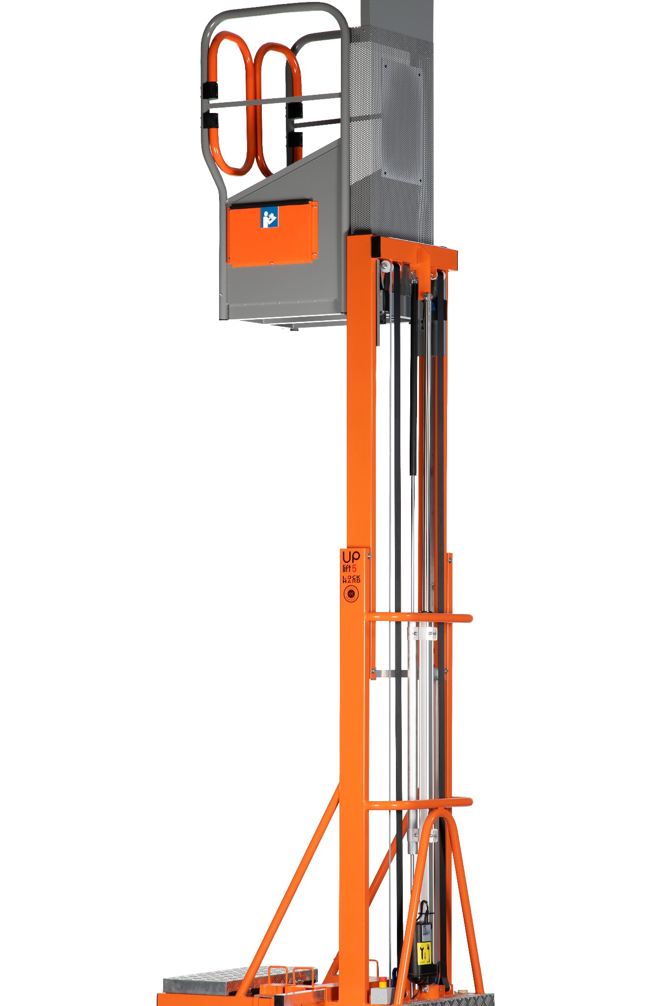 Pomarańczowa platforma robocza podnoszona pionowo, z szarą klatką zabezpieczającą i widocznymi elementami hydraulicznymi, na białym tle.