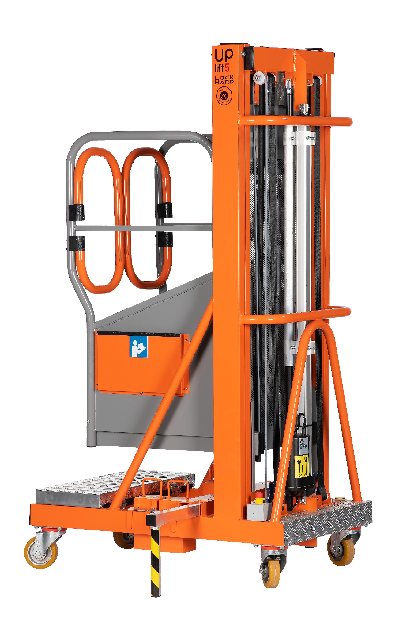 Pomarańczowo-szary, kompaktowy podest ruchomy na kółkach z pionowym wysięgnikiem, widoczny z boku na białym tle.