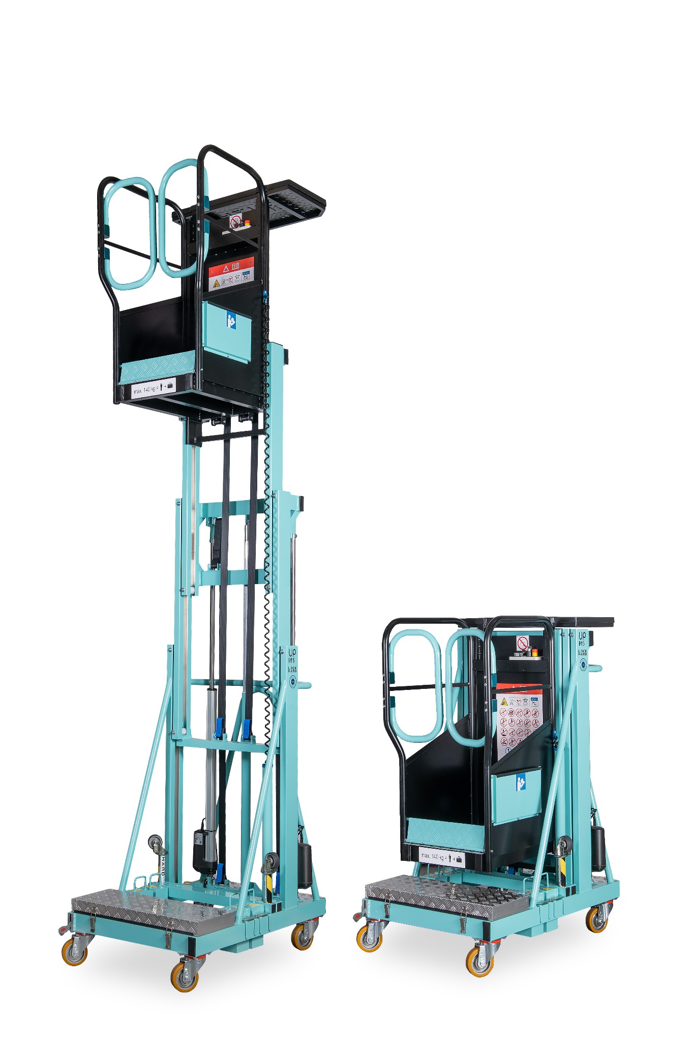 Turkusowy podnośnik koszowy w pozycji złożonej i rozłożonej na białym tle, widoczne detale konstrukcyjne i tabliczki informacyjne.