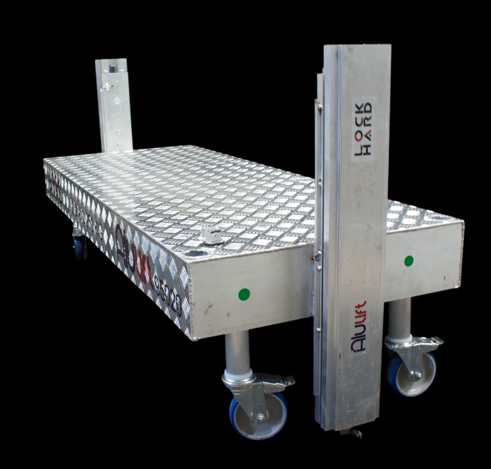 Aluminiowa platforma robocza na kółkach z antypoślizgową powierzchnią, widoczne logo AluLift i Lock Hard, na czarnym tle.