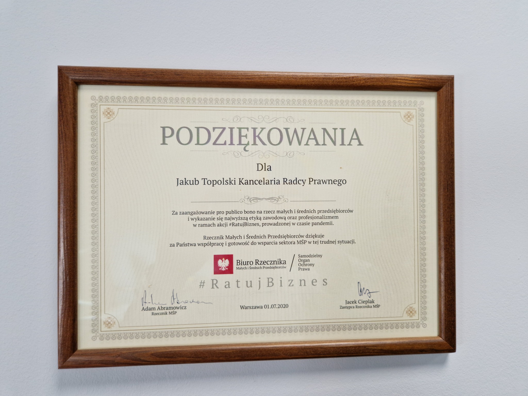 Oprawione podziękowanie dla Jakuba Topolskiego, Kancelarii Radcy Prawnego, za zaangażowanie w akcję #RatujBiznes, z podpisami Adama Abramowicza i Jacka Cieplaka.