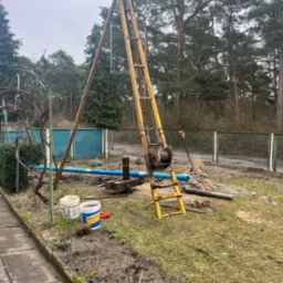 Wiercenie studni metoda ręczna w autach osłonowych.