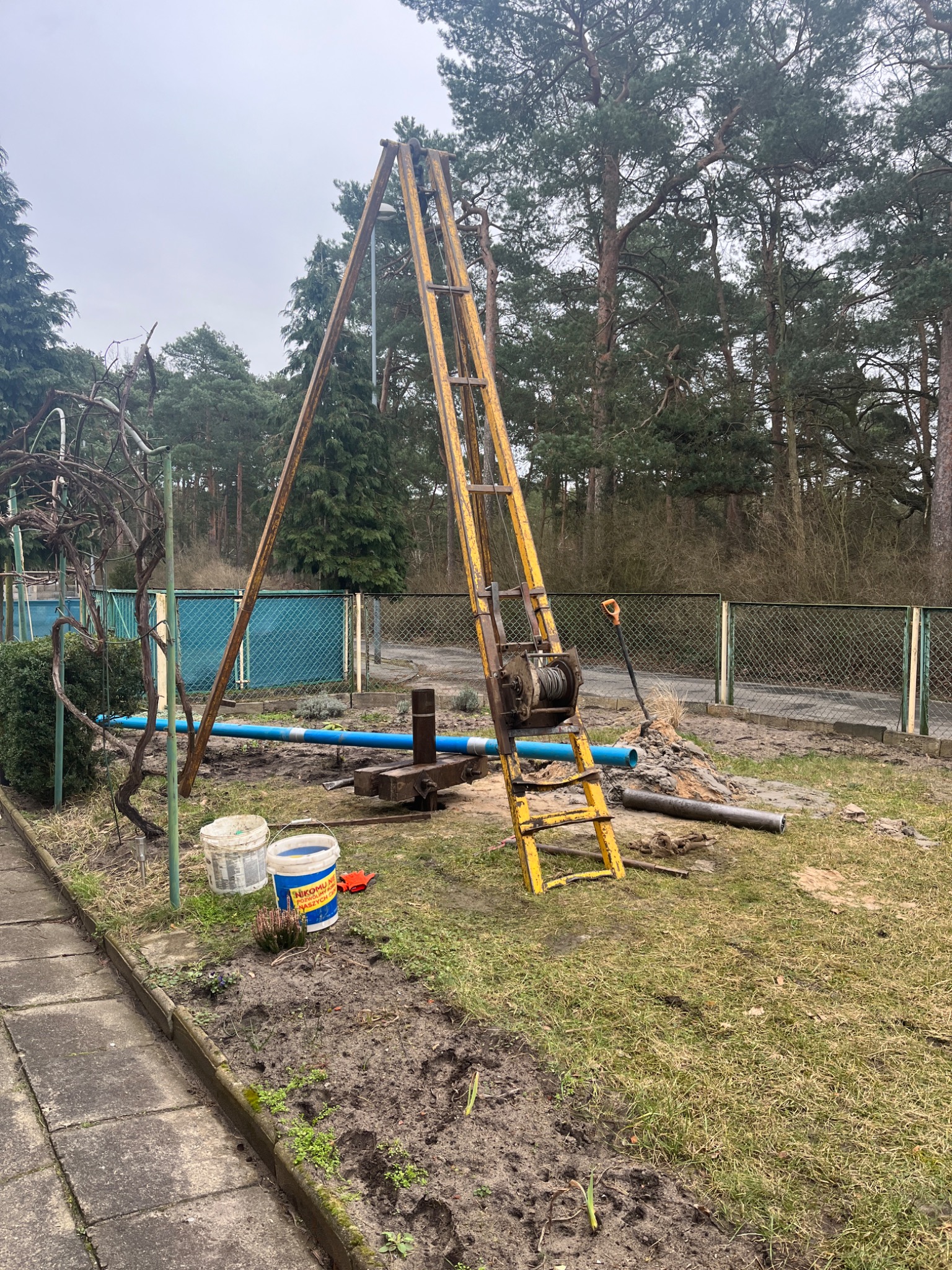 Wiercenie studni metoda ręczna w autach osłonowych.