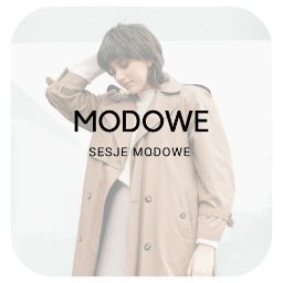 Kk Photographer - Portret kobiety w beżowym trenczu, z ręką na głowie, delikatny makijaż, naturalne światło, napis MODOWE SESJE MODOWE