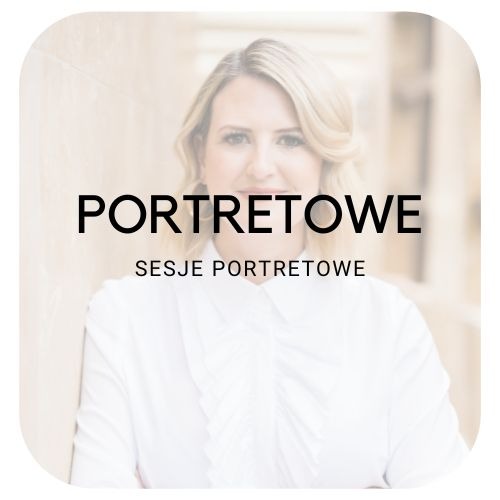 Portret kobiety w białej koszuli z falbanami, delikatny uśmiech, blond włosy, jasne tło.