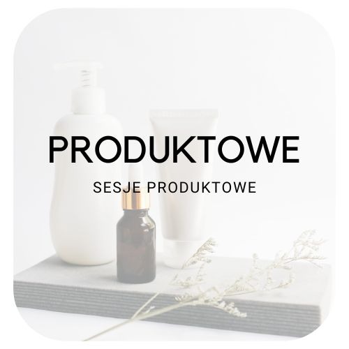 Minimalistyczna kompozycja trzech kosmetyków (buteleczka z pipetą, balsam, płyn do mycia) na szarym podłożu, z dodatkiem suszonej gałązki, na białym tle.