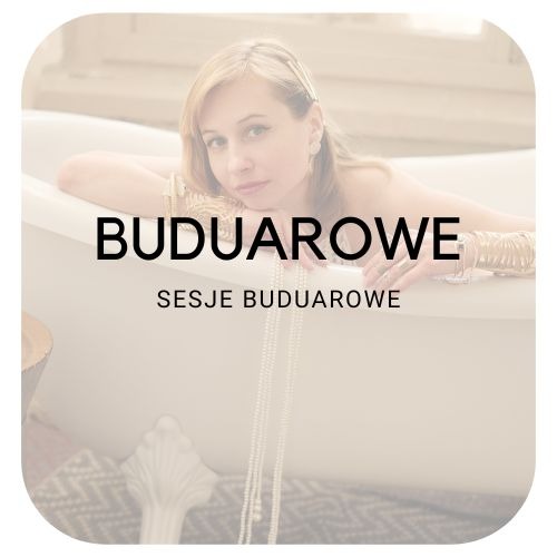 Portret kobiety w wannie z perłami i złotą biżuterią, miękkie światło, buduarowy styl.