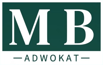 Logo kancelarii prawnej z inicjałami MB w kolorze białym na ciemnozielonym tle, poniżej napis 'ADWOKAT' oddzielony poziomymi kreskami.