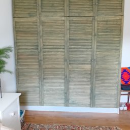 Łukasz Kalinowski - Pojemna garderoba w sypialni.