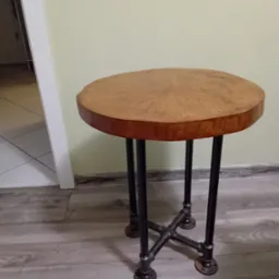 Loftowy stolik kawowy, dębowy blat, żeliwne nogi.