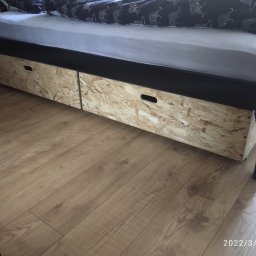 Uniwersalne i pojemne szuflady na kółkach pod łóżko.