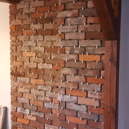 Retro ściana z ciętej cegły.