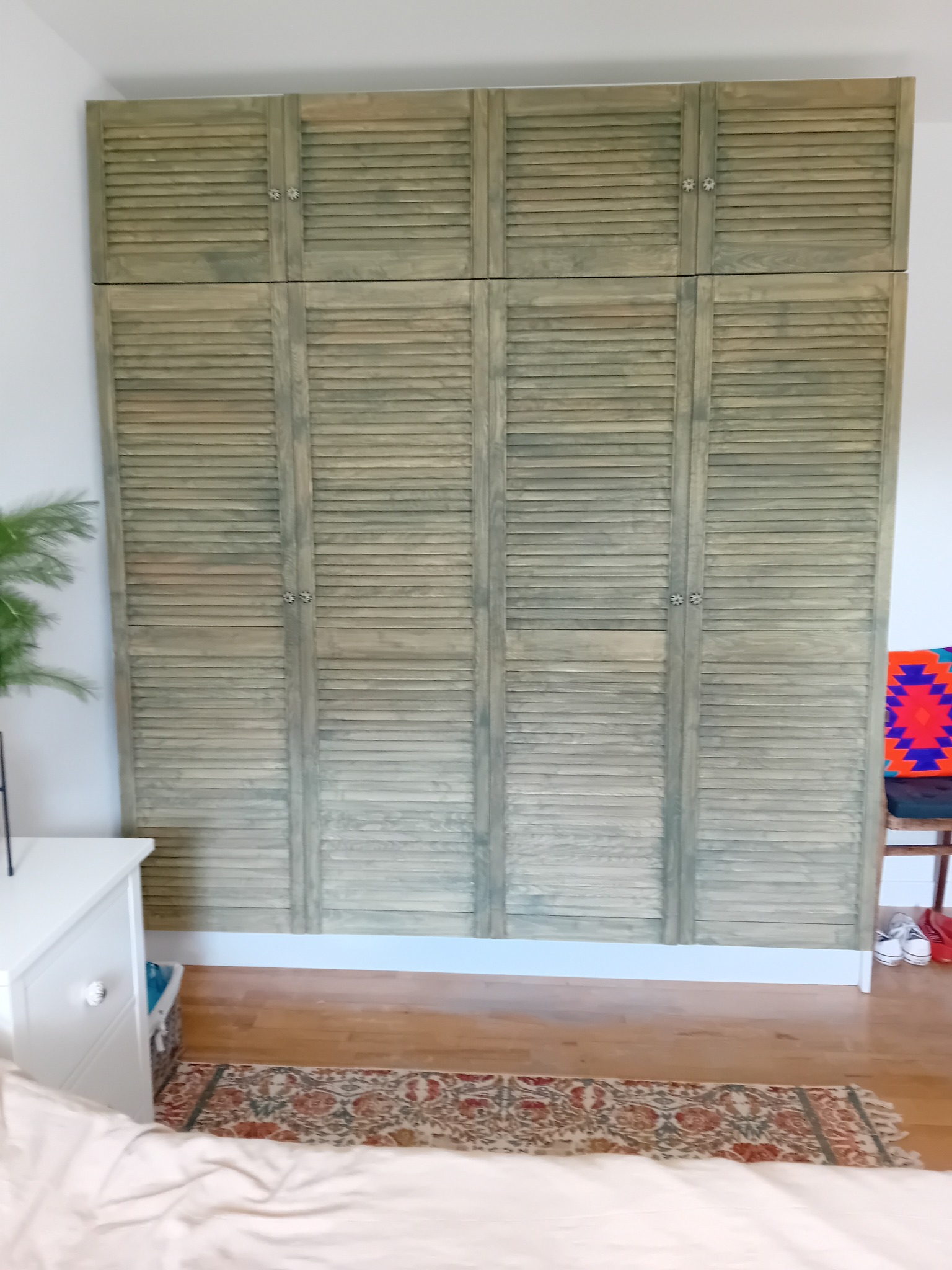 Pojemna garderoba w sypialni.