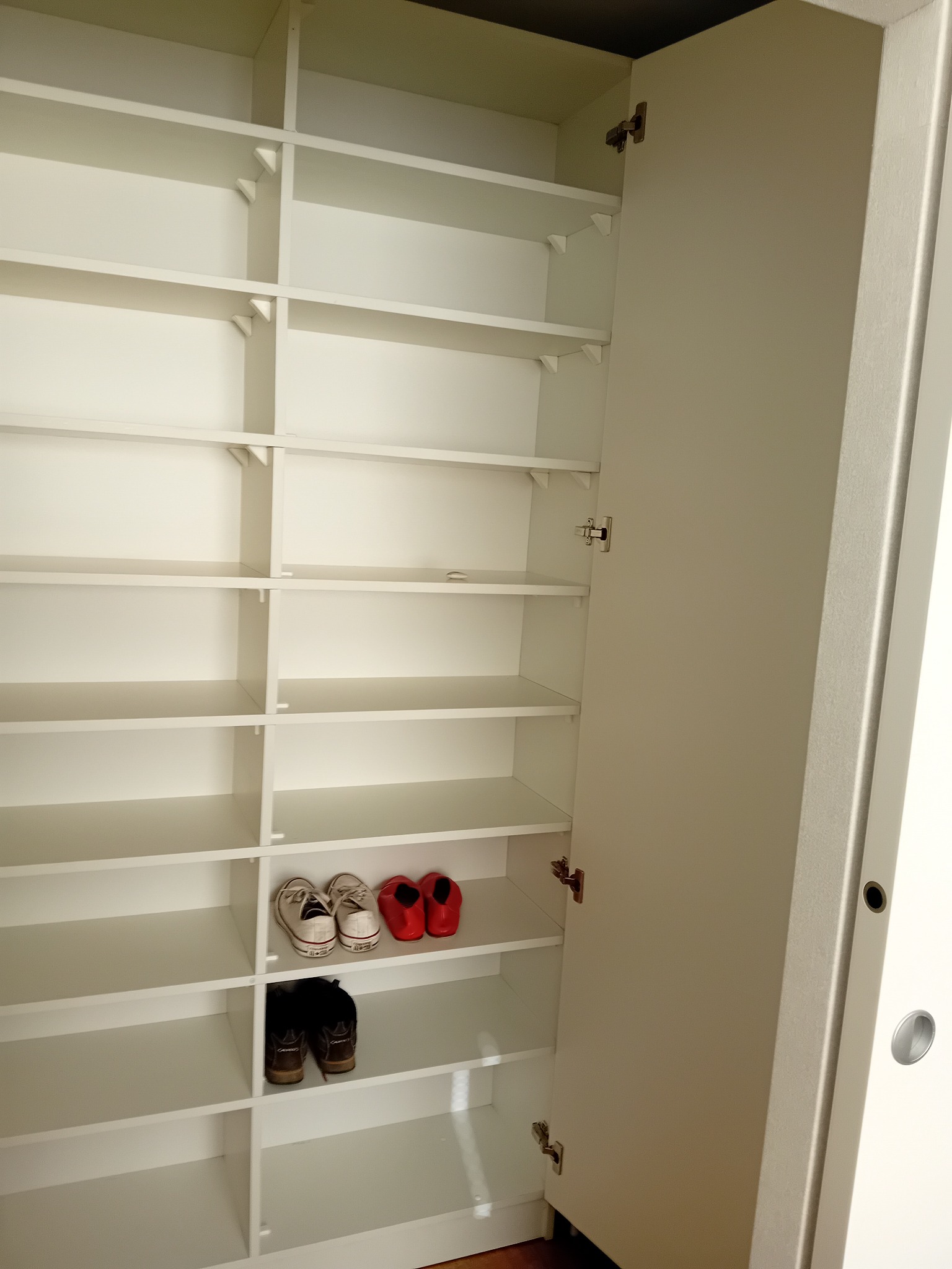Pojemna szafa na buty i akcesoria porządkowe.