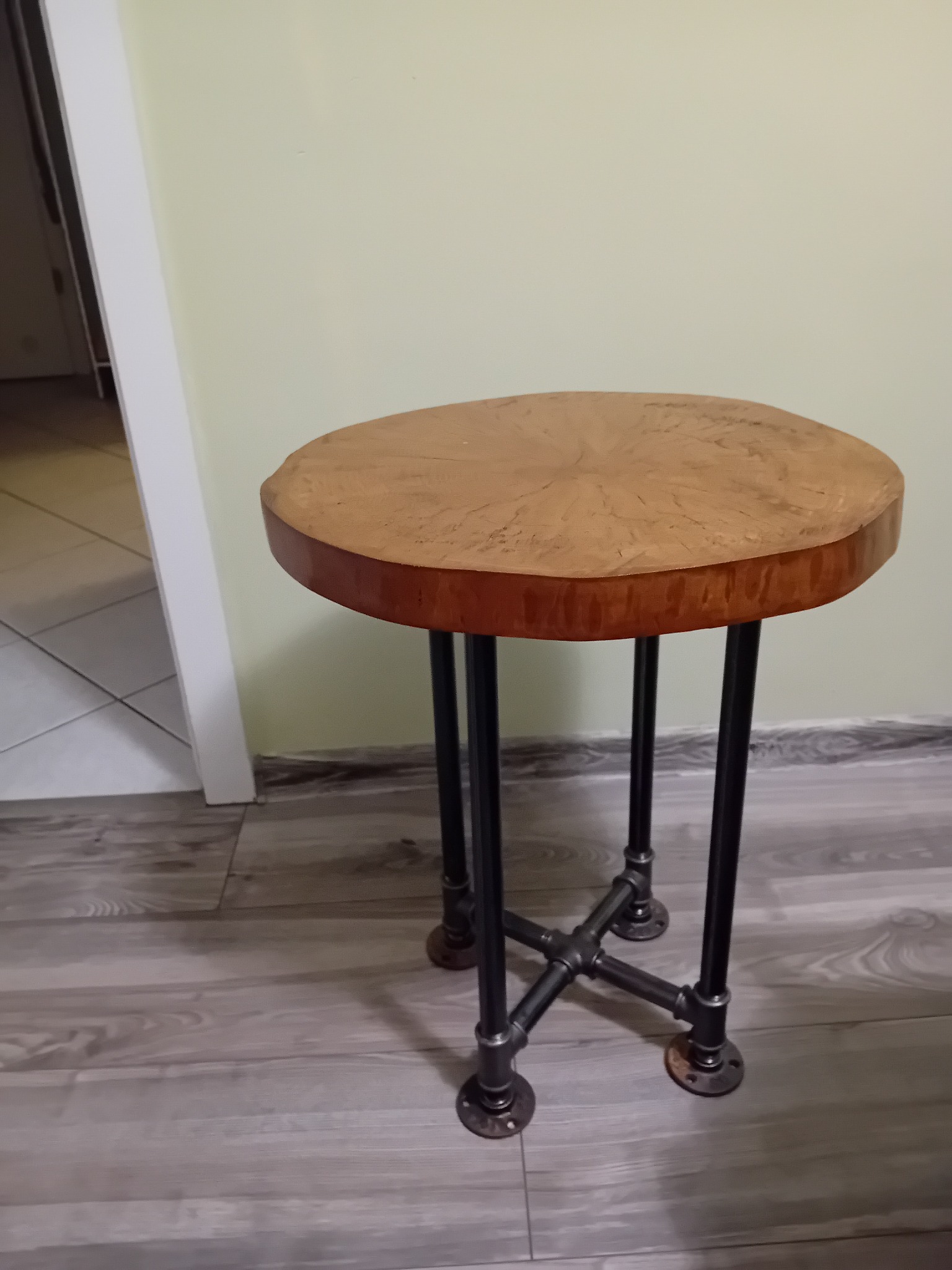 Loftowy stolik kawowy, dębowy blat, żeliwne nogi.