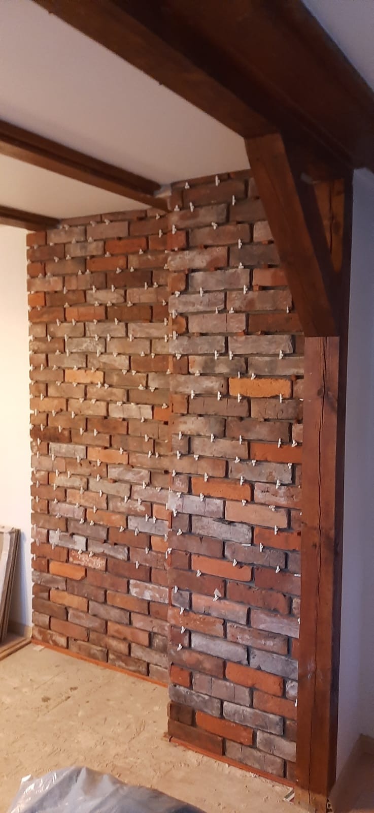 Retro ściana z ciętej cegły.