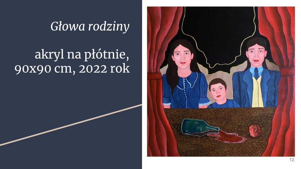 Obraz akrylowy na płótnie 90x90 cm z 2022 roku, przedstawiający portret rodziny na tle sceny z czerwonymi kurtynami, z przewróconą butelką i jabłkiem na stole.