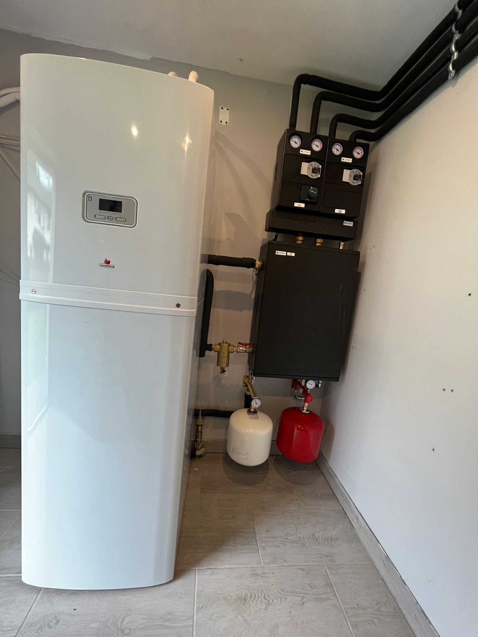 Kotłownia pompy ciepła typu Split Powietrze-Woda SAUNIER DUVAL