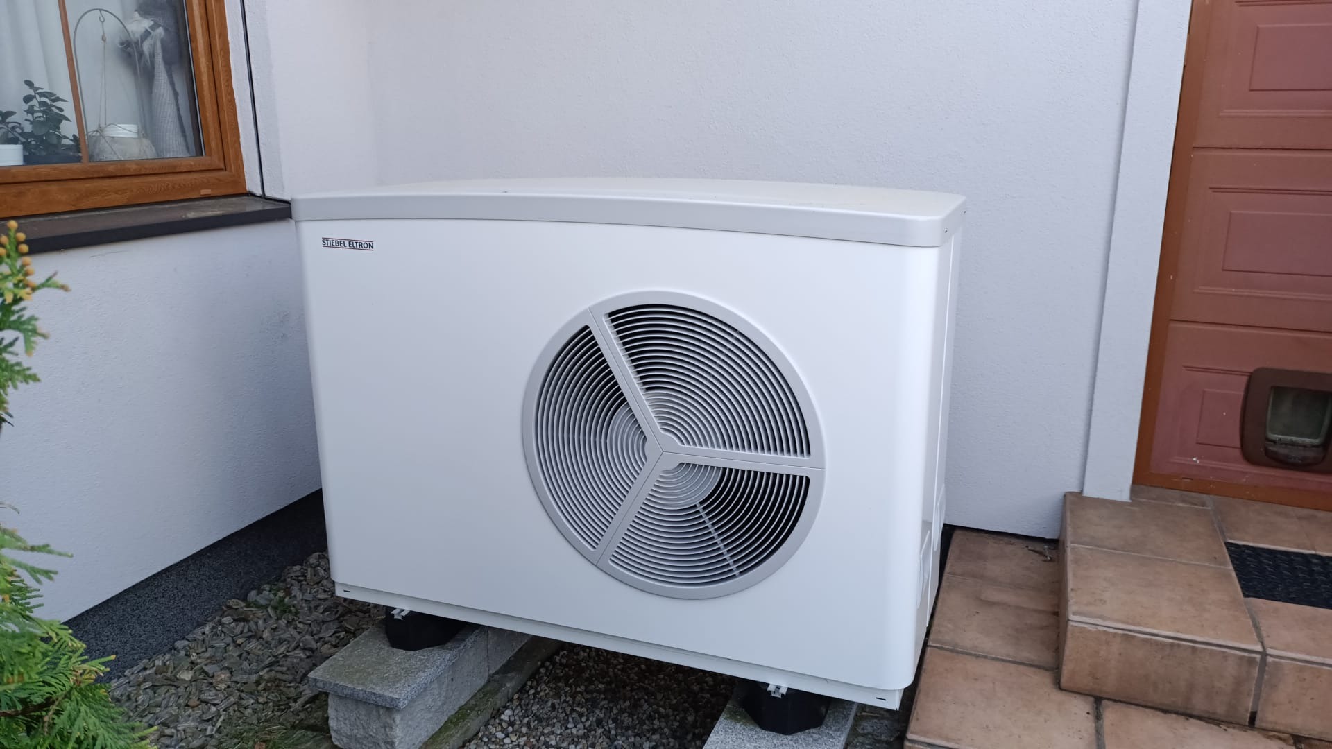 Pompa ciepła typu Monoblok Powietrze-Woda STIEBEL-ELTRON