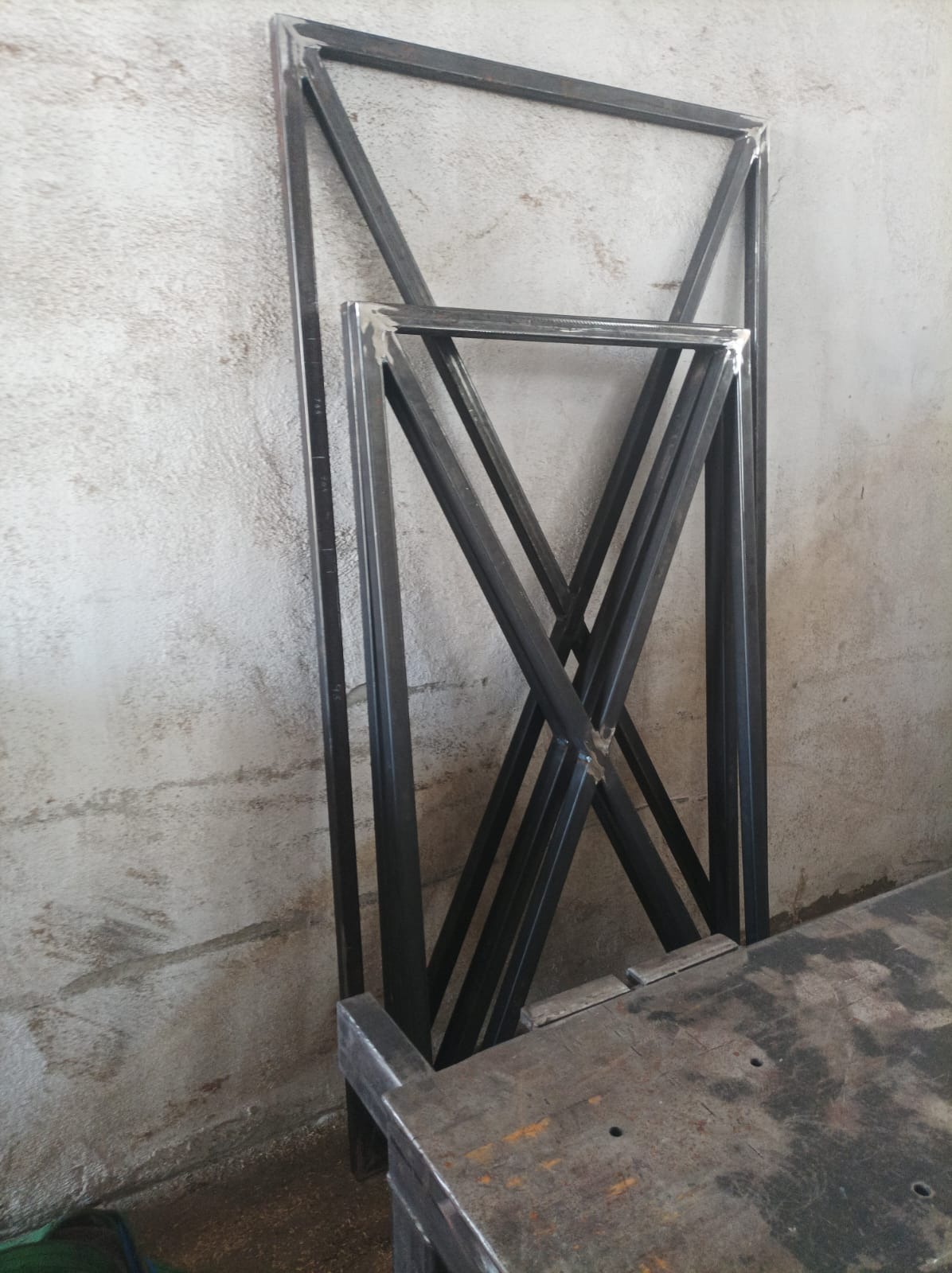 Firma oferuje usługi spawania konstrukcji metalowych na obiektach budowlanych.