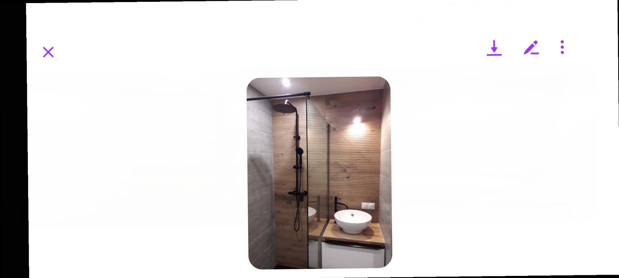 Nowoczesna łazienka z kabiną prysznicową typu walk-in, czarną armaturą i umywalką nablatową na drewnianym blacie.