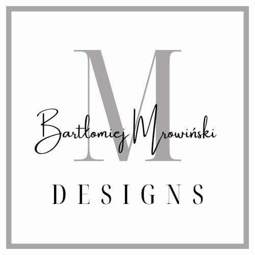 Logo firmy Bartłomiej Mrowiński Designs w szarej ramce, z inicjałem 'M' w tle i nazwą firmy napisaną ozdobną czcionką.