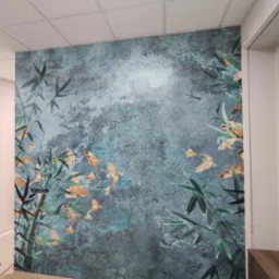 Ściana z fototapetą w stylu japońskim, motyw bambusa i karpi koi na tle abstrakcyjnej tekstury w odcieniach szarości i turkusu.