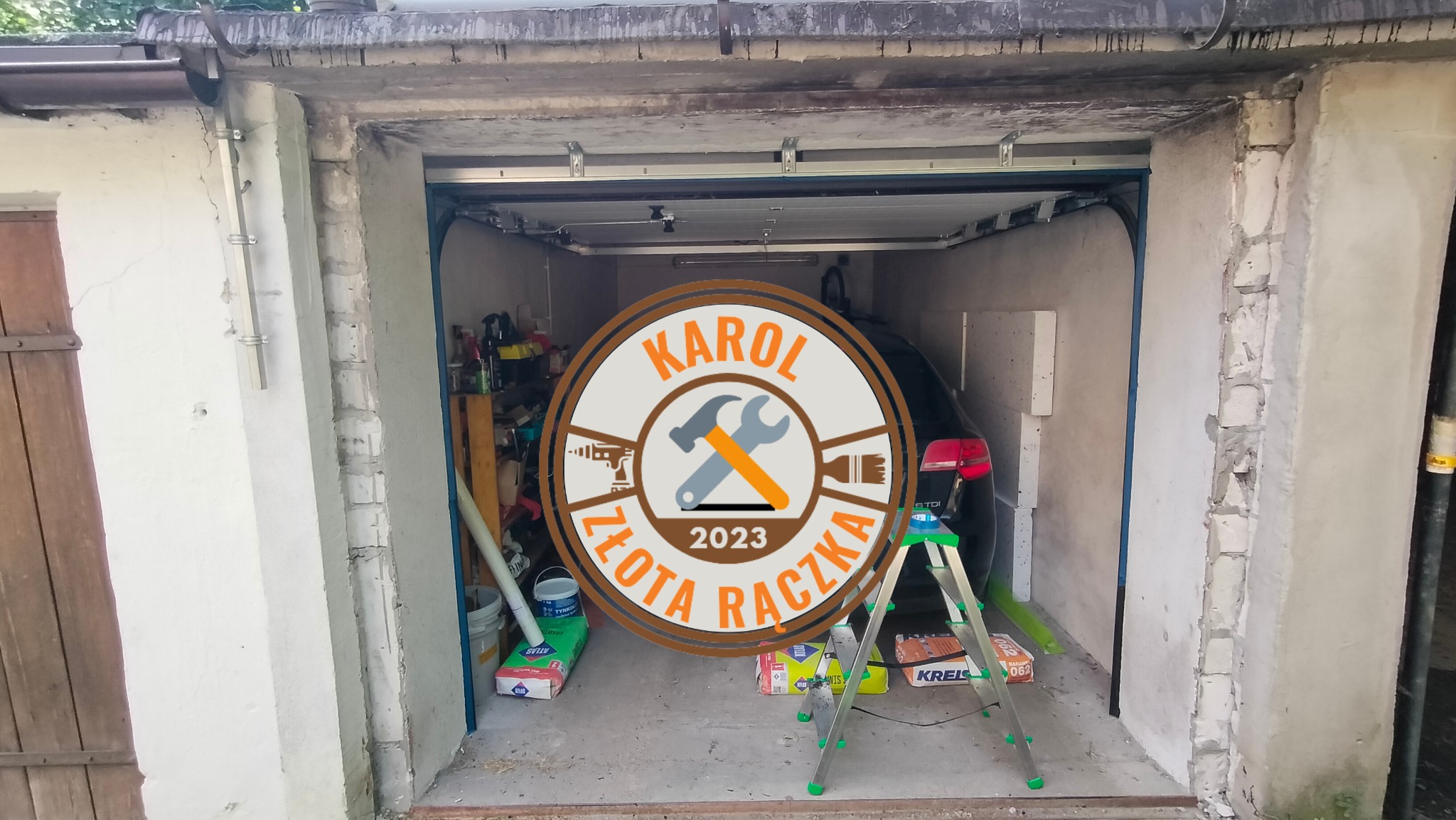 Wnętrze garażu przed remontem, widoczne surowe ściany, drabina, materiały budowlane i samochód w tle, nałożone logo firmy remontowej.
