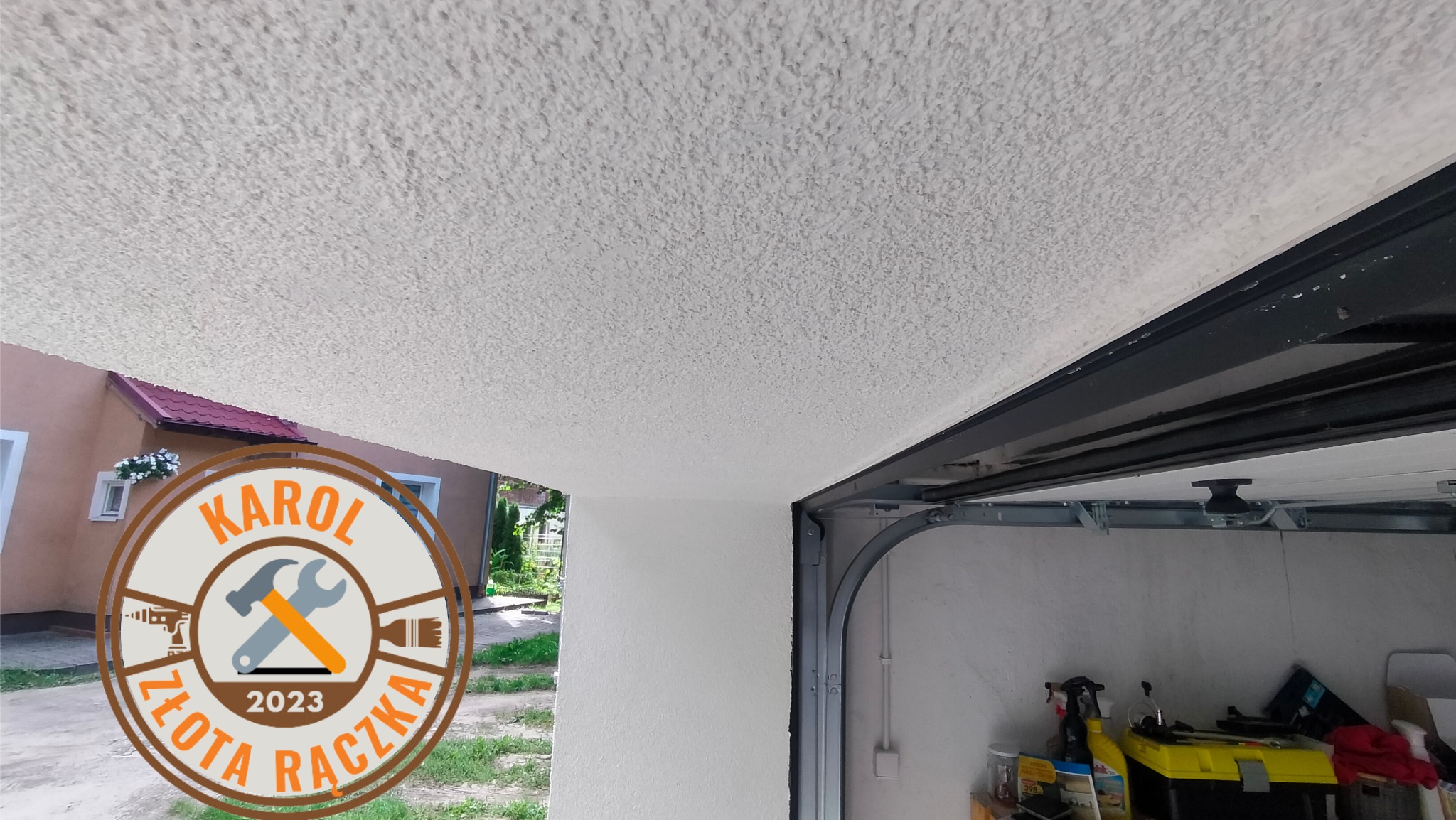 Biały, chropowaty sufit w garażu, widoczny fragment bramy garażowej oraz logo firmy remontowej 'Karol Złota Rączka 2023' nałożone na zdjęcie.