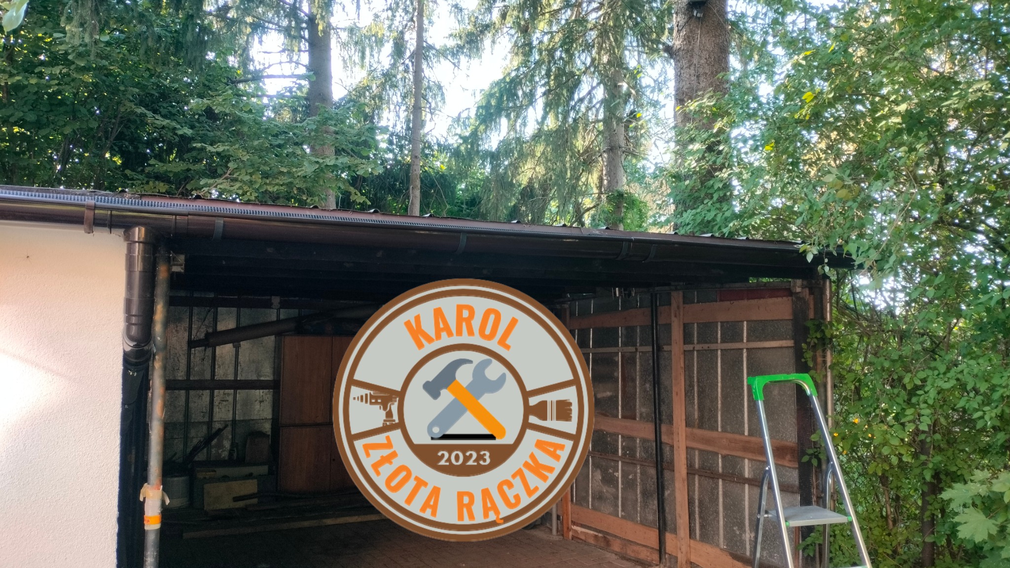 Logo firmy z Olsztyna na tle otwartego garażu z brązowym orynnowaniem i zieloną drabiną, widoczne drzewa.