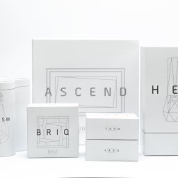 Ernest Machalski Fotografia - Kompilacja białych opakowań produktowych z minimalistycznymi nazwami: Prism, Briq, Faro, Ascend i Hex, prezentowanych na jasnym tle.